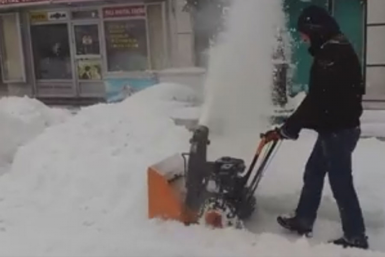 Načelnik Kozarske Dubice izašao da čisti snijeg (VIDEO)