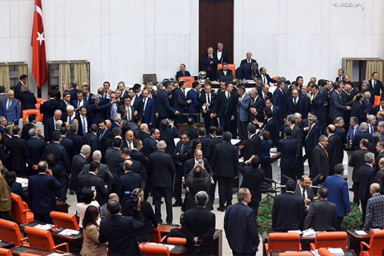 Žene se potukle u turskom parlamentu (VIDEO)