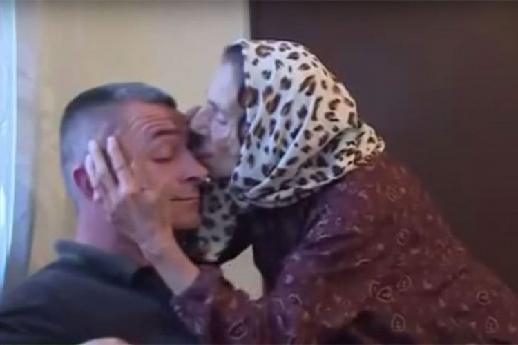 Starica iz Zavidovića liječi bolesnike ližući im oko (VIDEO)