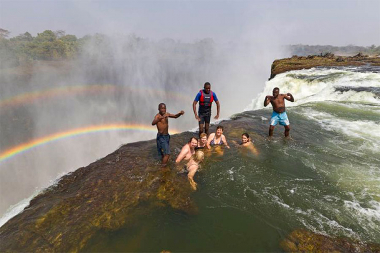 Vražiji bazen: Prirodni bazen na ivici Viktorijinih slapova (FOTO)