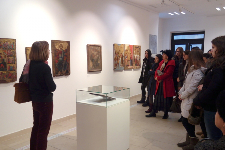 Studenti i zaposleni na FFBL posjetili izložbu ikona u Galeriji ANURS