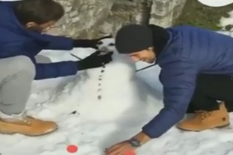 Đoković na ulicama Niša uživa u zimskim čarolijama (VIDEO)