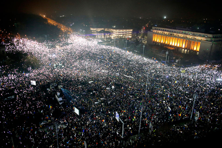 Premijer Rumunije ne da ostavku, više stotina hiljada ljudi protestuje