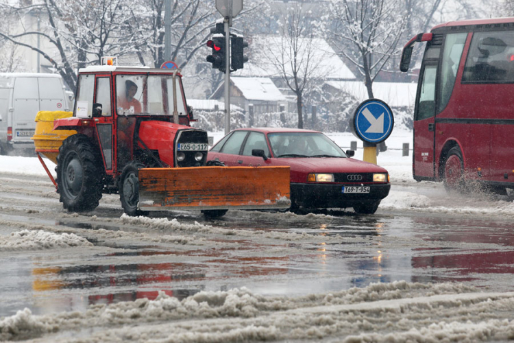 Snijeg izazvao probleme: Otežan saobraćaj, zaplavljene kuće
