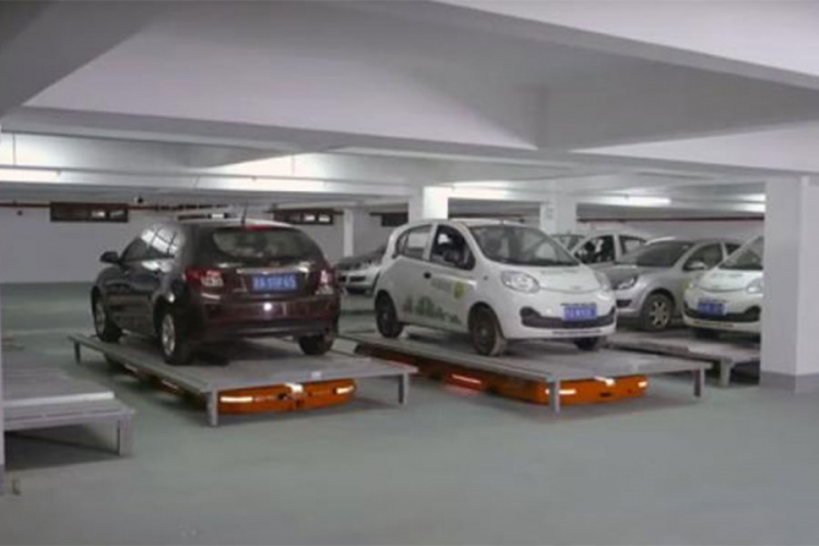 Robot parkira auto (VIDEO)