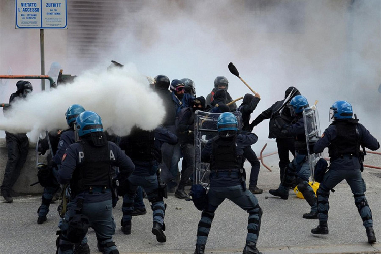 Ðenova: Sukob policije i demonstranata protiv desnice