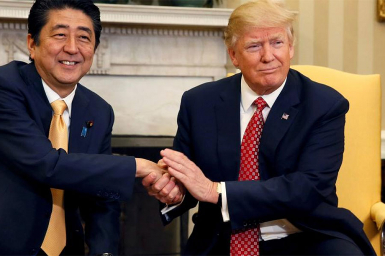 Stisni muški: Ruke japanskog premijera svidjele se Trampu (VIDEO)