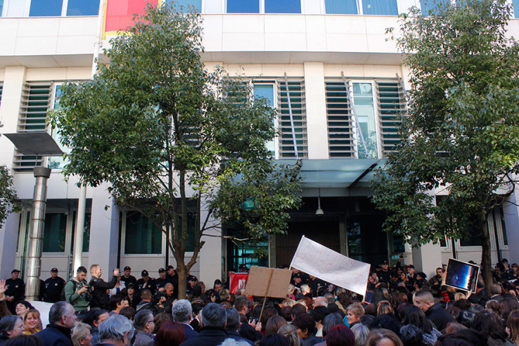 Crnogorke pokušale ući u zgradu vlade, policija ih spriječila (FOTO)