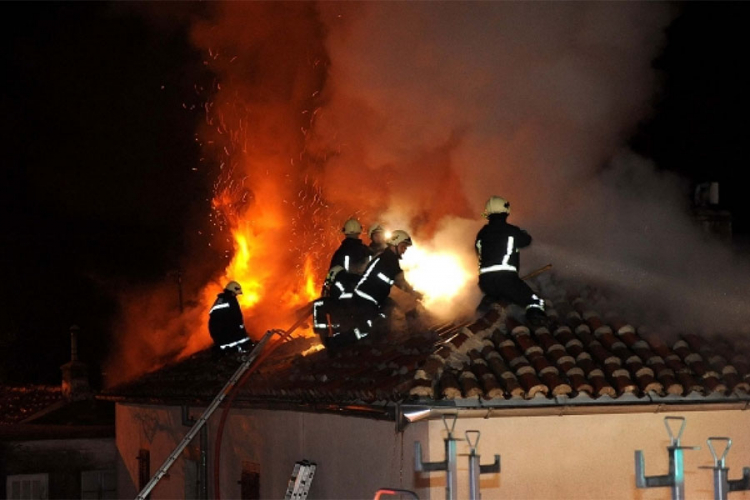 Podmetnut požar na dvije kuće kod Brčkog