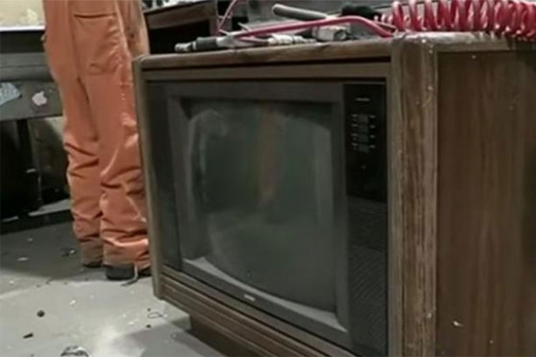 U starom televizoru pronašli 100.000 dolara