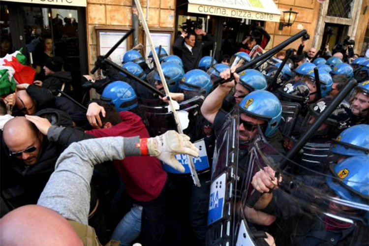 Žestoki sukobi na protestu taksista u Rimu (FOTO)


