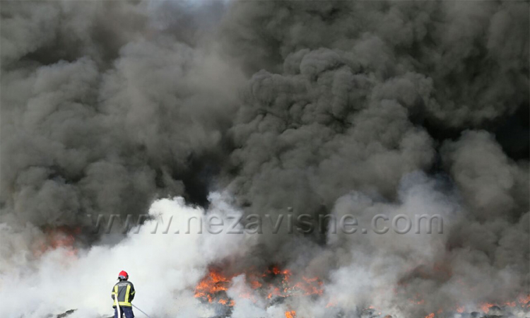 Požar na deponiji u Ramićima, gusti dim iznad Banjaluke (FOTO)