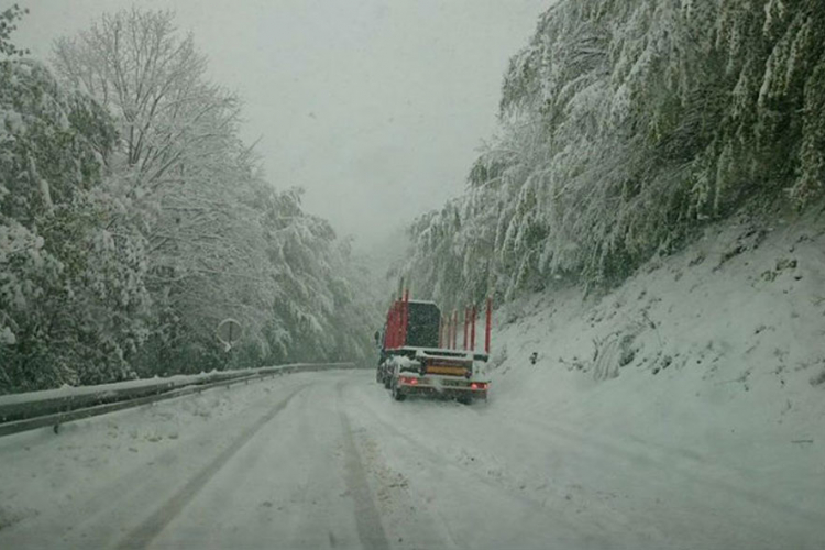 Stanje na putevima: Snijeg usporio saobraćaj u većini krajeva