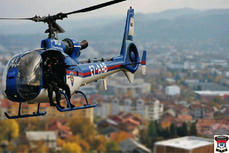 Helikopter i pripadnici MUP-a RS traže razbojnike nakon pljačke u Drvaru