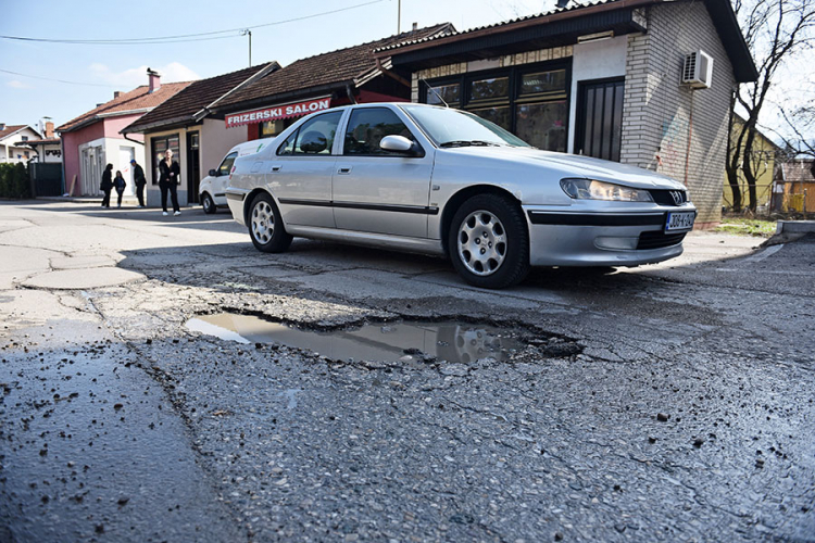 U pojedinim ulicama neophodna hitna sanacija: Više rupa nego asfalta 