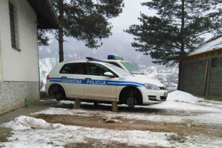 Komandir Granične policije točkove sa službenog vozila namontirao na svoj golf