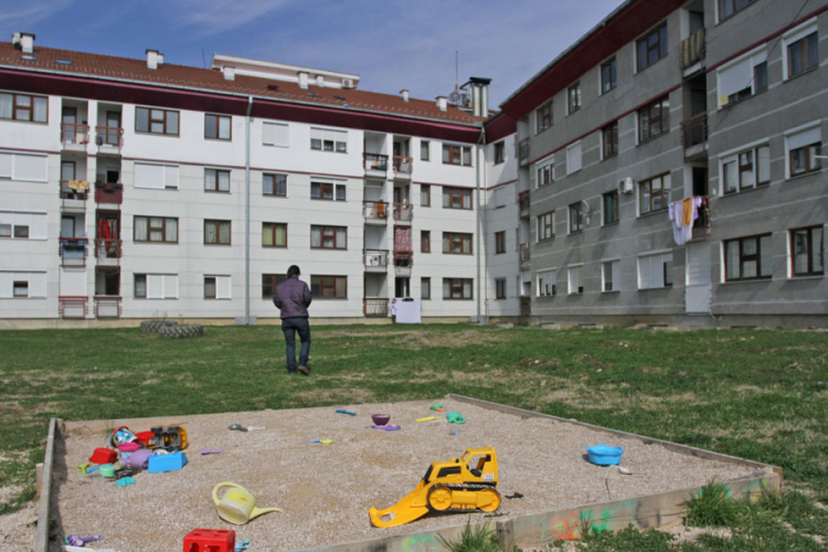 Mještani naselja Lazarevo sakupljaju materijal za dječje igralište