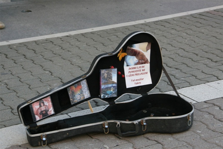 Ukrao gitaru od uličnog svirača