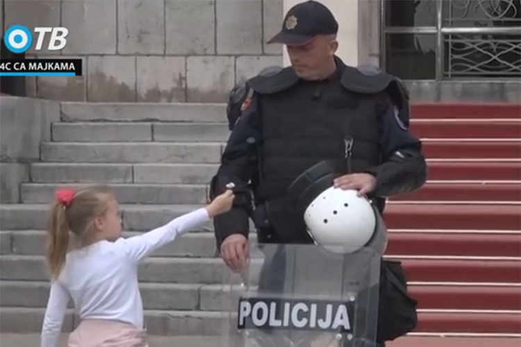 Crnogorski policajac odbio primiti cvijet od djevojčice