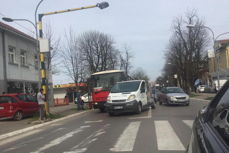 Sudar kombija i autobusa kod banjalučkog parka Mladen Stojanović