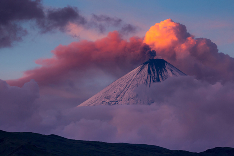 Vulkan Kambalni izbacuje pepeo poslije 250 godina neaktivnosti