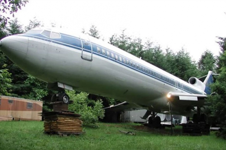 Muškarac živi usred šume u avionu Boing 727