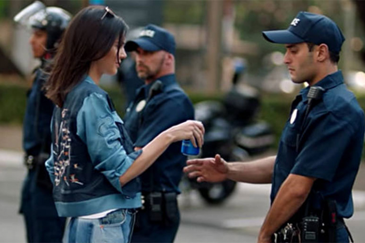 Revolt na društvenim mrežama zbog Pepsijeve reklame