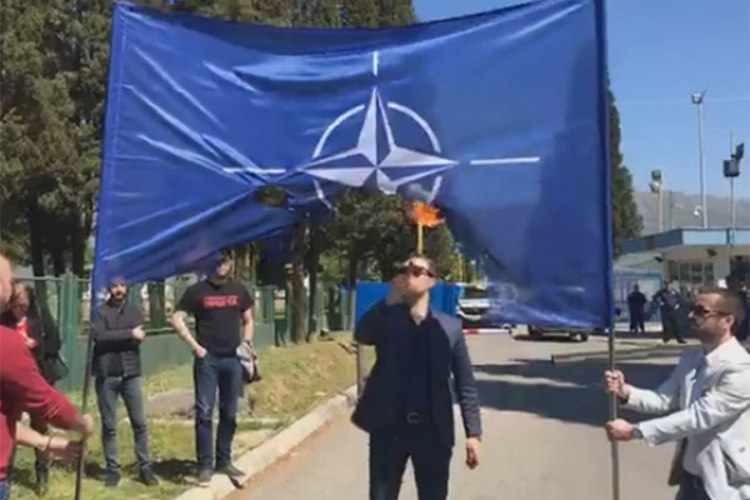 Ispred spuškog zatvora zapalio zastavu NATO