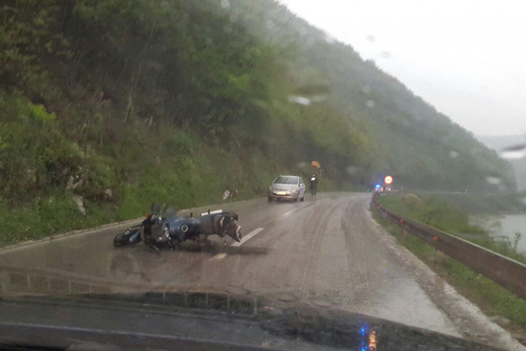 Saobraćajna nezgoda na putu Banjaluka-Jajce, povrijeđen motociklista