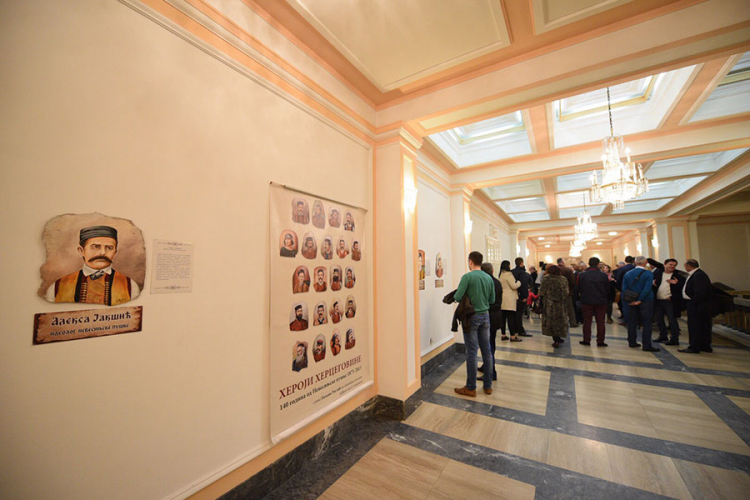 U Banjaluci otvorena izložba "Nevesinjska puška - portreti ustanika" 