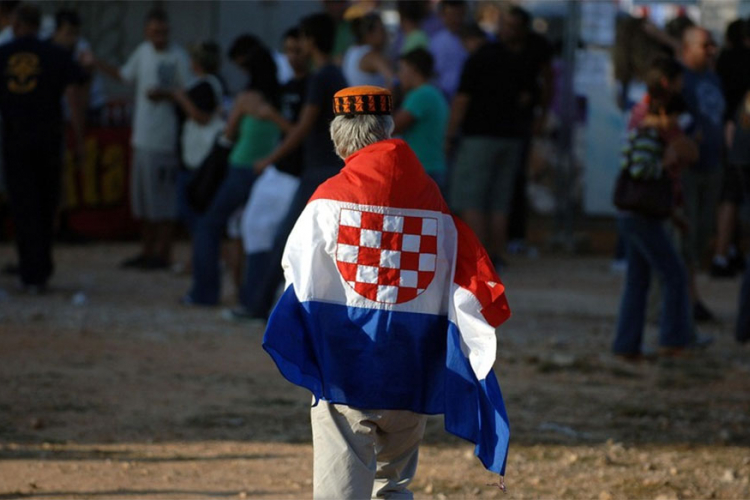 DW: Hrvatski voditelj pozdravlja Hrvatice, Hrvate i poštene Srbe