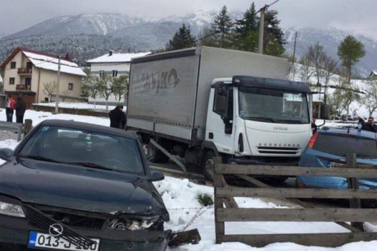 Sudar pet vozila kod Travnika, četvero povrijeđenih