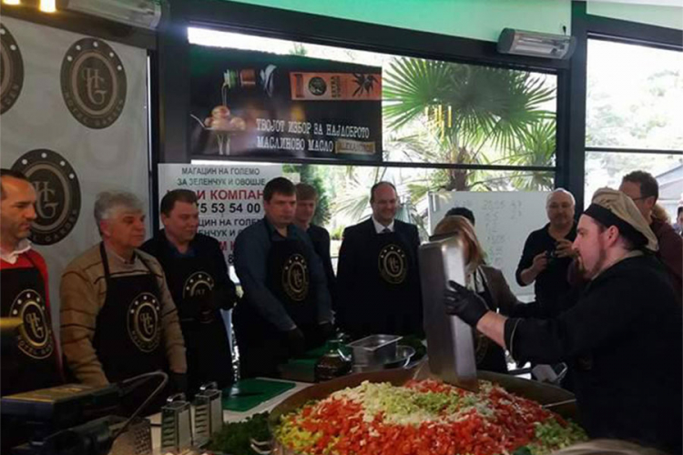 U Ohridu napravljena šopska salata za Ginisa