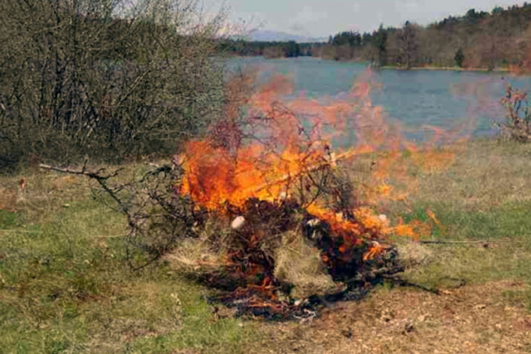 Zapalili mrežu u mrestilištu jezera Alagovac i oslobodili ribe