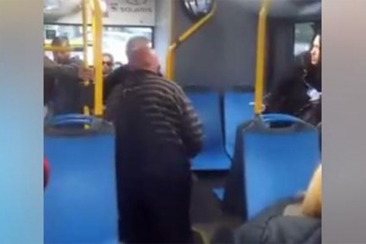 Tuča staraca u beogradskom autobusu, korišćene štake