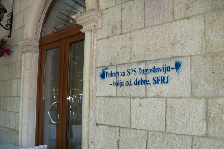 Centar Trebinja išaran šablonskim natpisima