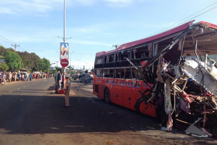 Sudar kamiona i autobusa, poginulo najmanje 11 osoba