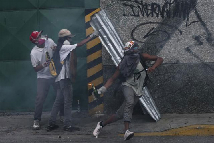 Zbog suzavca evakuisane bolnice u Venecueli