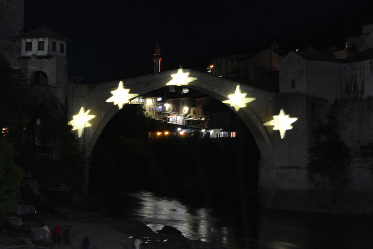 Mostar tuguje: Stari most u mraku