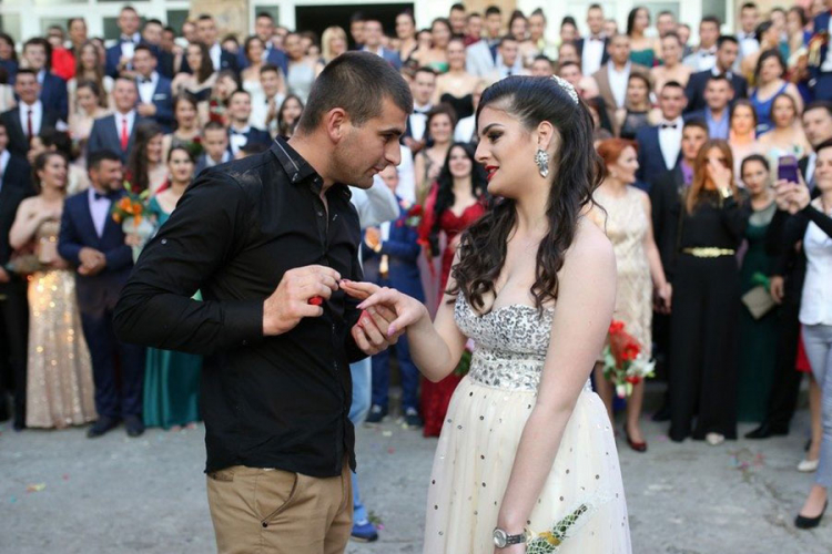 Zaprosio maturantkinju na proslavi mature