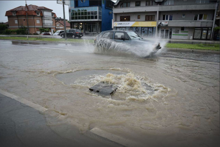 Nevrijeme u Banjaluci, pojedine ulice pod vodom