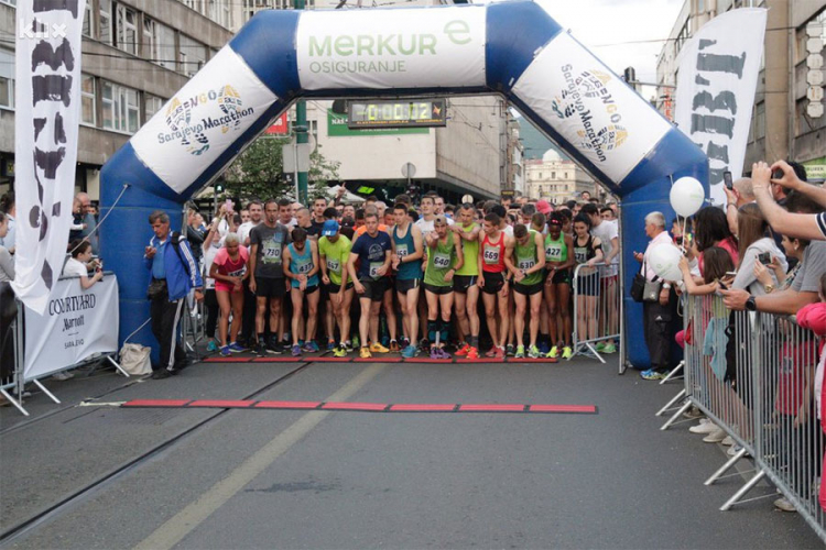 700 ljudi trčalo u prvoj noćnoj utrci Merkur Run4lifestyle u Sarajevu