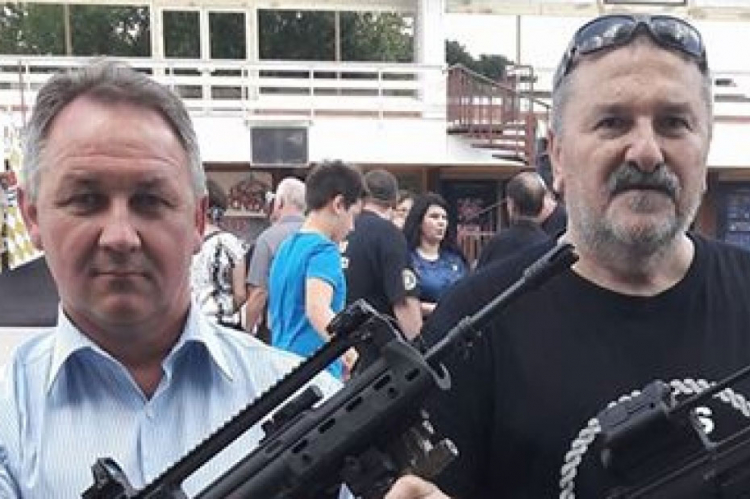 Hrvatski poslanik Stevo Culej pozirao s puškom