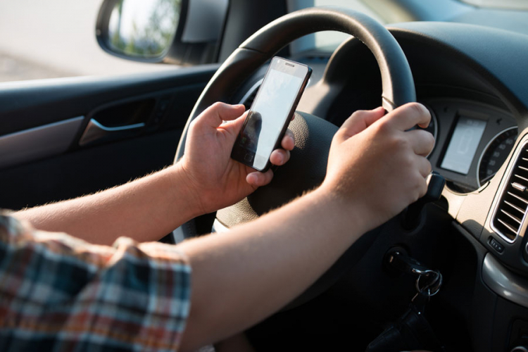 iPhone Vam više neće dozvoliti da kucate poruke dok vozite