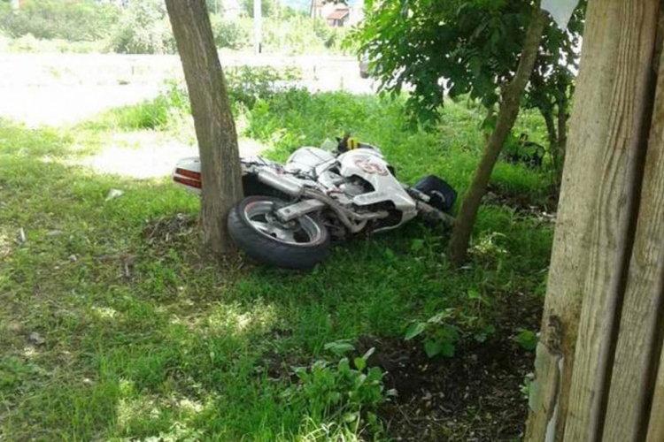 Novo Goražde: Motociklista naletio na troje djece, djevojčica poginula
