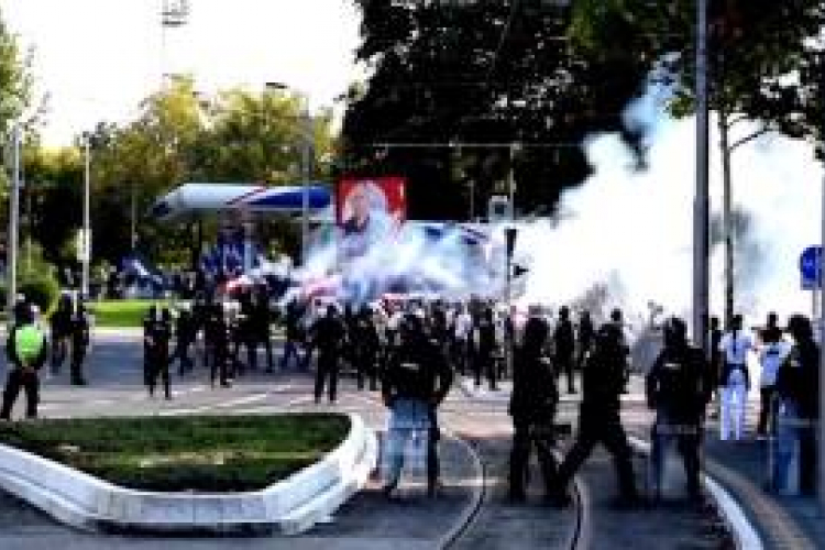 Pucnjava i navijačka tuča na Novom Beogradu: Policija s kalašnjikovima blokirala kraj, ima ranjenih