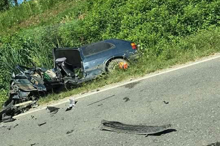 Teška saobraćajna nesreća kod Modriče, poginuo vozač Golfa