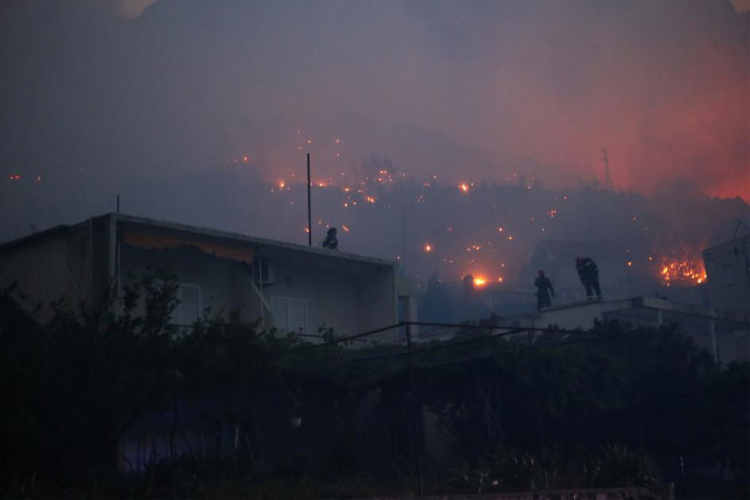Evakuisani turisti iz tri hotela u Tučepima, požar se širi prema Makarskoj