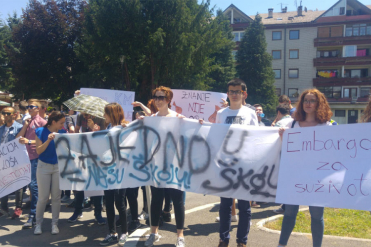 Srednjoškolci u Travniku održali proteste protiv segregacije