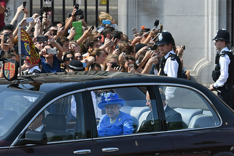 Kraljica Elizabeta prijavljena policiji jer nije vezala pojas
